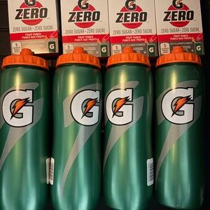 Set of 4 New Gatorade 1 L Squeeze Water Bottles and Gatorade Zero Packets